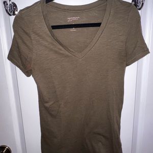 V-neck, cotton plain shirts.